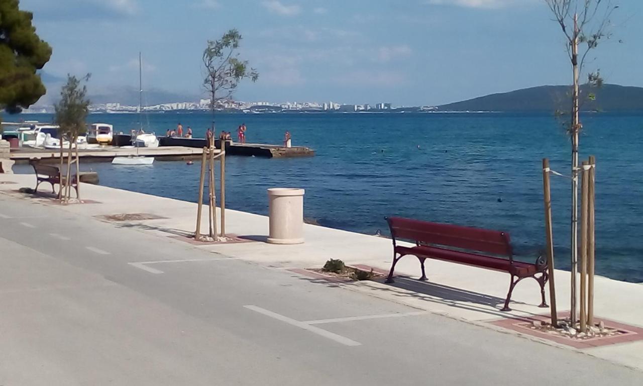 Apartman Figaro Pogled Od Milijun Dolara, 2 Tusa, 2 Wc Kaštela Buitenkant foto