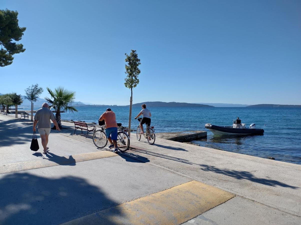 Apartman Figaro Pogled Od Milijun Dolara, 2 Tusa, 2 Wc Kaštela Kamer foto