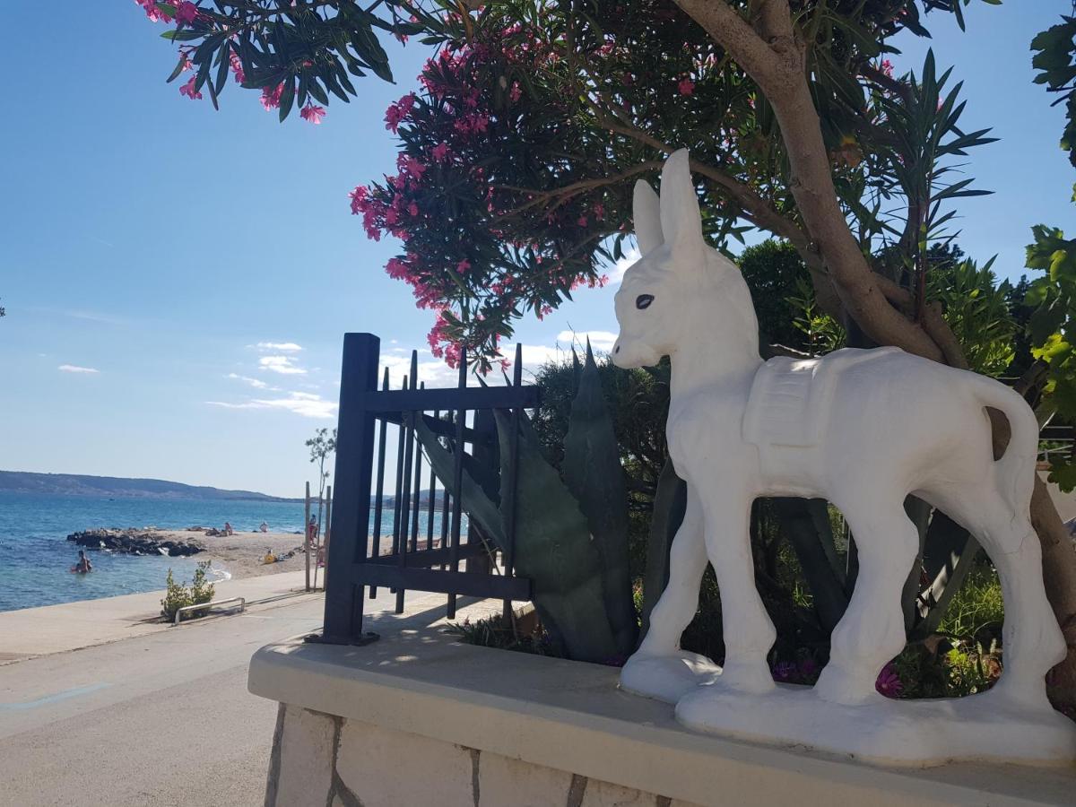 Apartman Figaro Pogled Od Milijun Dolara, 2 Tusa, 2 Wc Kaštela Buitenkant foto